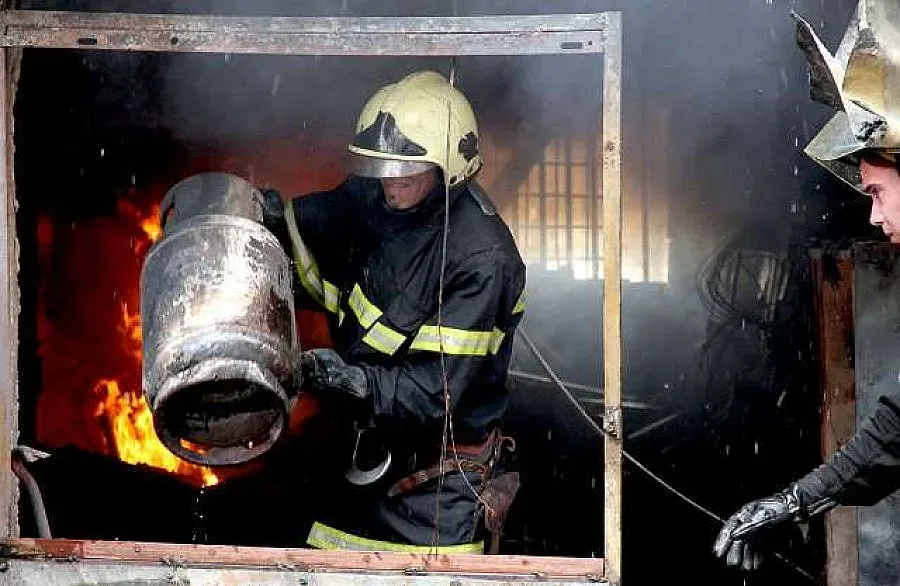 Пожарникари спасиха живота на майка и 2 деца