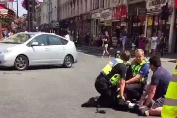 Страх в Лондон! Мюсюлманин атакува полицай с "Аллах Акбар"