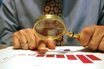 Вкарват квестори в два застрахователя