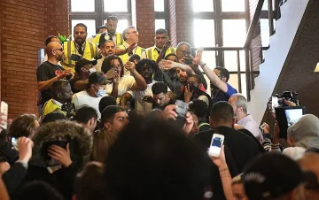 Оцелели превзеха кметство в Лондон заради сградата убиец