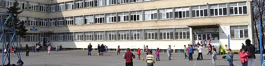 Издирват двама за побоя в 23 училище в София