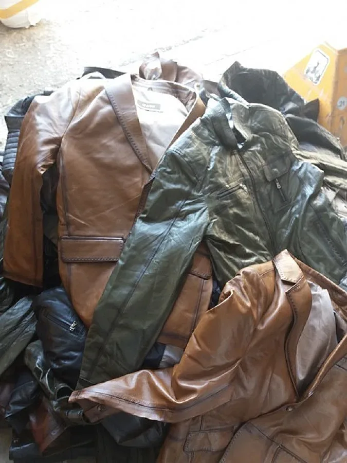 123 кожени якета задържаха митничари