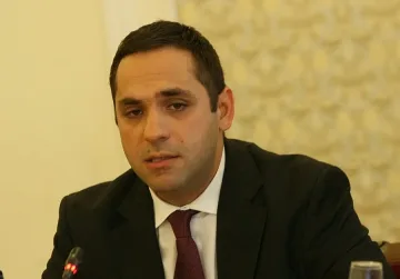 Гоним по-висок стандарт,  за да задържим младите