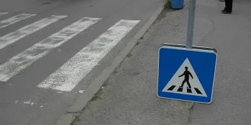 Автомобил помете момиче на пешеходна пътека