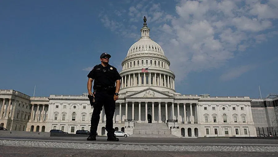 Сенаторът, ранен при стрелбата във Вашингтон е в критично състояние