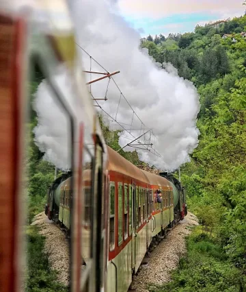 Катастрофа заклещи 150 души във влак