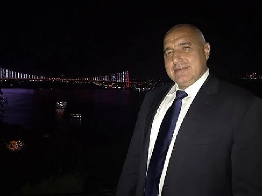 Йълдъръм изненада Борисов с торта за ЧРД