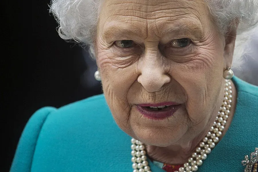 Мей се прикри зад козя кожа