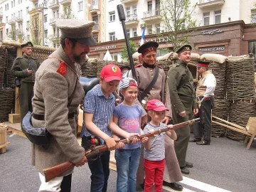 Червеноармейци, песни и пирожки за Деня на Русия