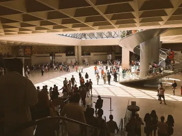 Евакуираха спешно Лувъра