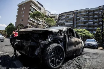 Запалиха 40 коли в Торино