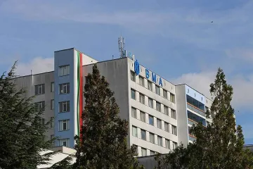 Двамата пилоти от хеликоптера са в стабилно състояние