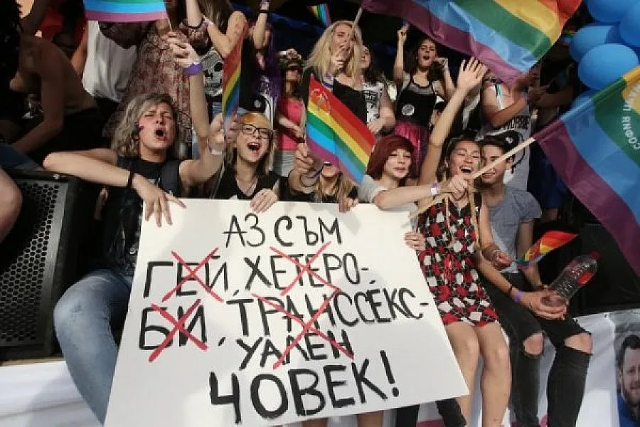 Гей парад и протести и митинг блокират центъра на София