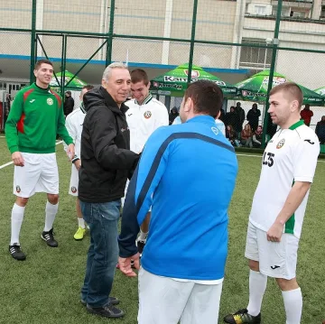 Стоичков учи как се бият дузпи на Каменица Фен Купа