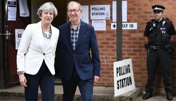 Мей се откъсна пред опозицията