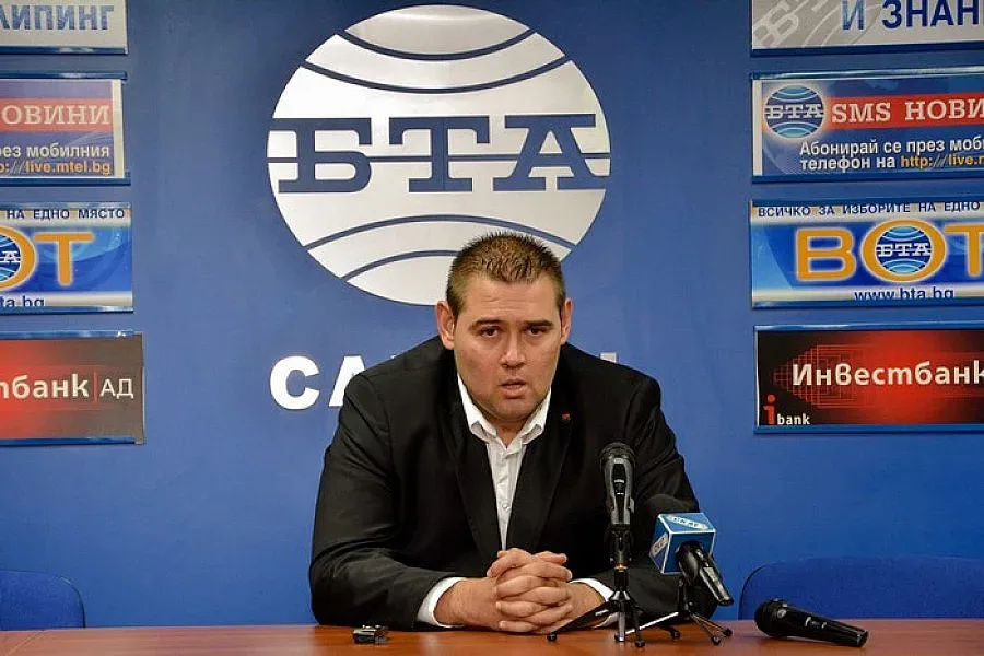 Шеф на ВМРО напусна, а с него и 325 войводи