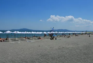 3 лева за чадър на плажа „Бургас-север"