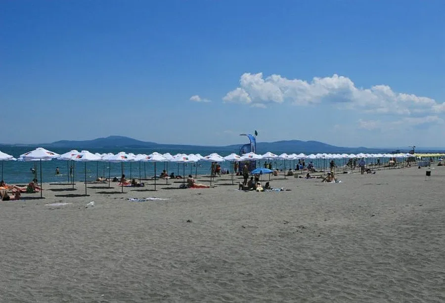 3 лева за чадър на плажа „Бургас-север"