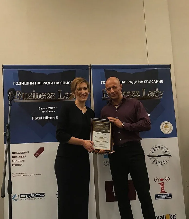 Министър Ангелкова с наградата за принос в развитието на туризма