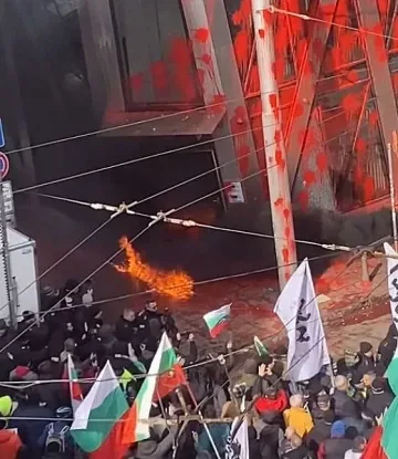 След погрома на "Възраждане"! 10 полицаи в кръв, 6 арестувани /СНИМКИ/