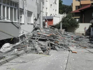 Скеле на блок се срина, по чудо няма ранени и жертви
