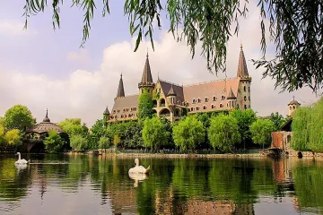 Замъкът край Равадиново става център за китайския туризъм на Балканите