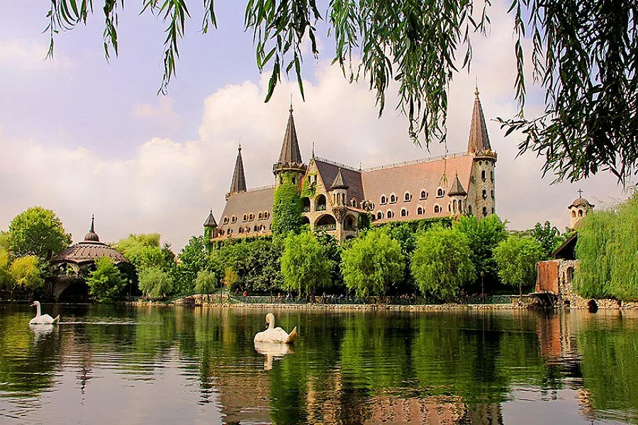 Замъкът край Равадиново става център за китайския туризъм на Балканите