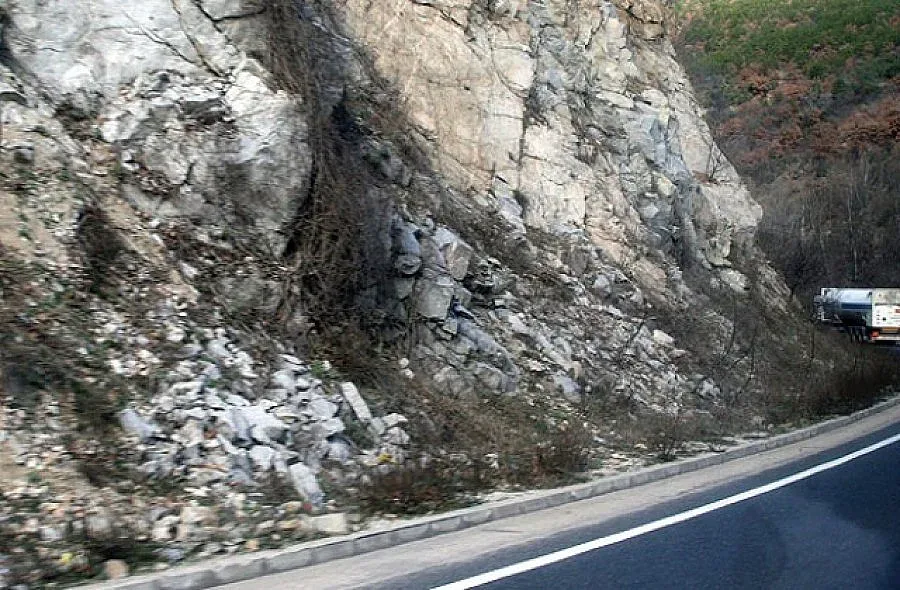 Падащи камъни в Предела и край Кресна