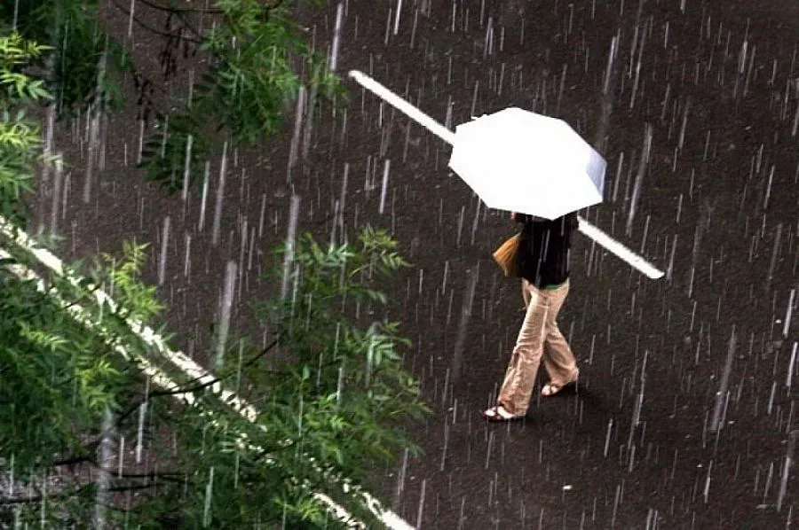 Бури през час в половин България в неделя