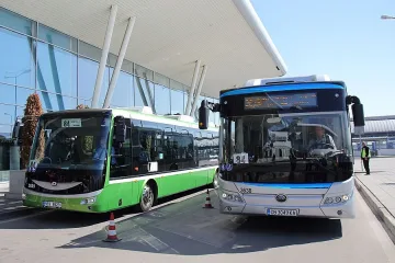 Кондуктори продават билети в автобусите за летището