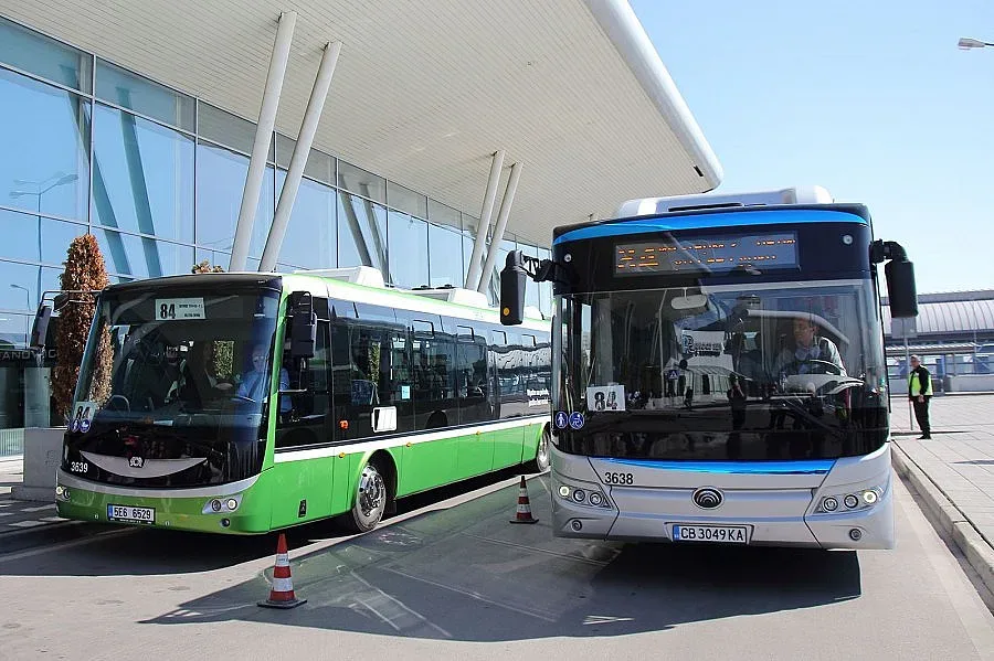 Кондуктори продават билети в автобусите за летището