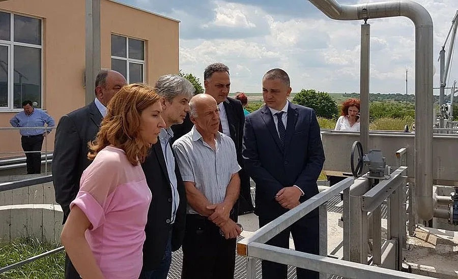 Проверяват морската вода