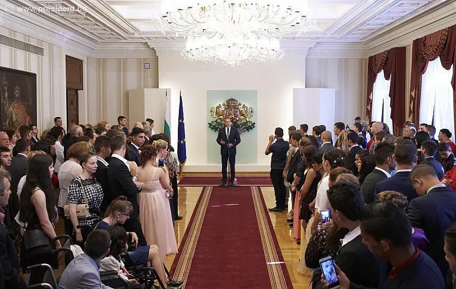 Радев към абитуриентите: Не ставайте част от онези, които нито учат, нито работят