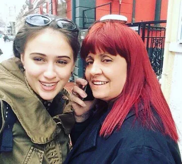 Мария Бакалова направи майка си холивудска богаташка