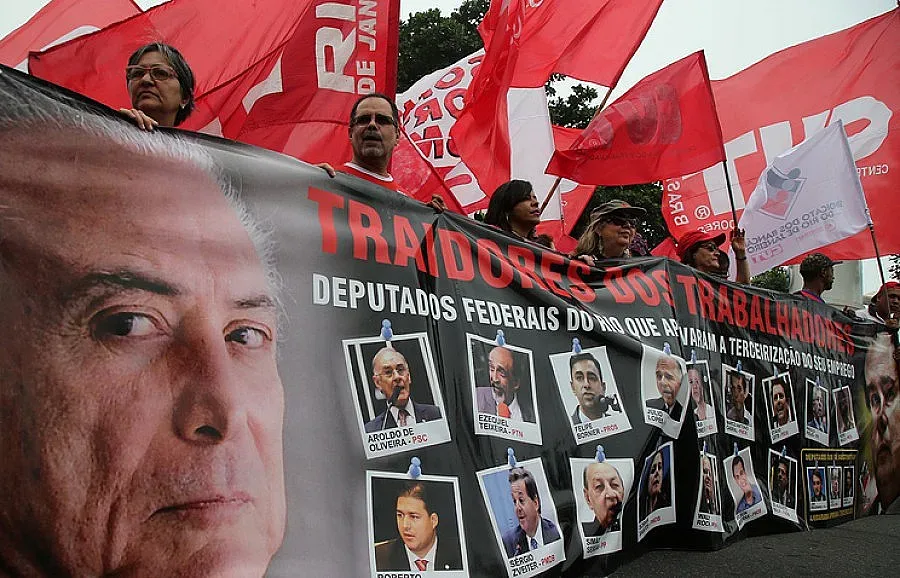 Кризата по бразилски: отстъпки за опозицията в музикален магазин