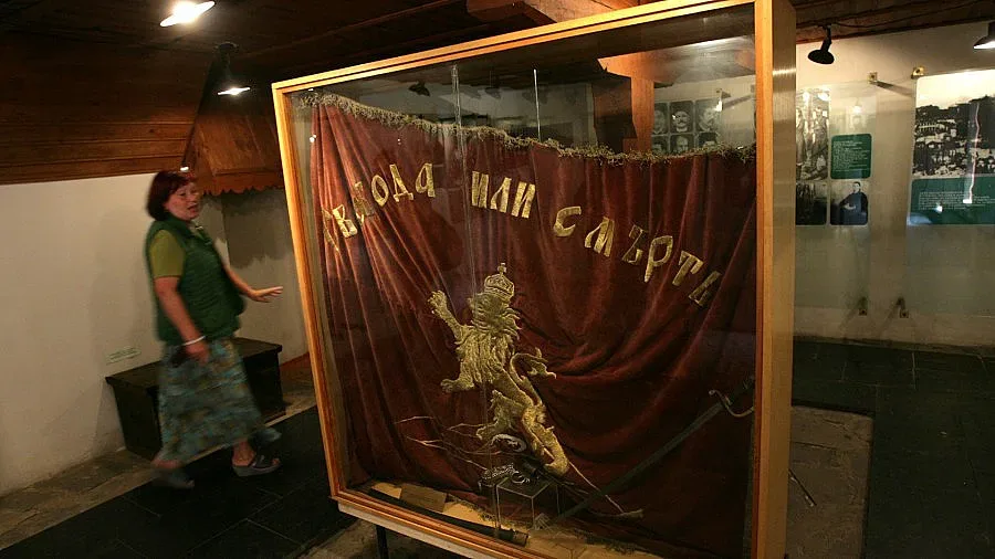 Дариха реплика на знамето на Райна Княгиня на музея в Панагюрище