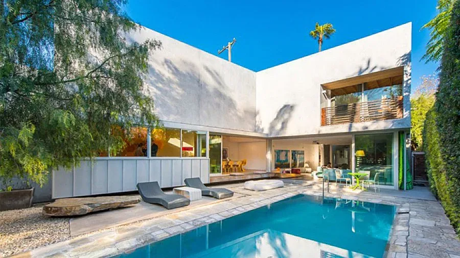 $3,3 млн. за къща в Холивуд