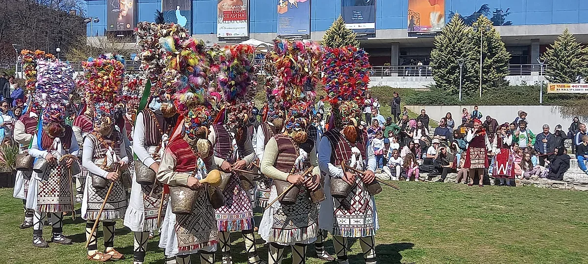 Над 700 маскирани персонажи гонят злото през март в Стара Загора