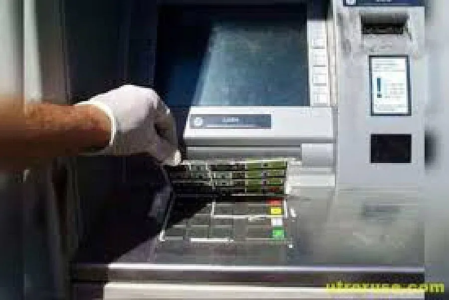 Арестуваха българин, точил банкомати в Италия