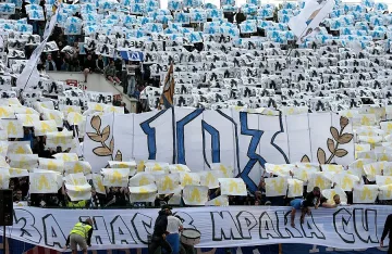 Фенове събличат играчи на "Левски" след 0:3