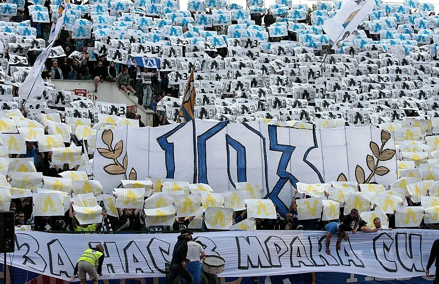 Фенове събличат играчи на "Левски" след 0:3