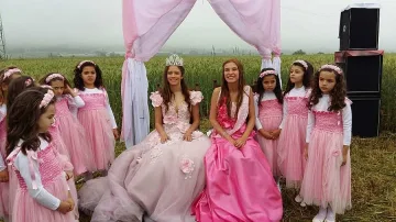 Ретро влак докара японци на розобер