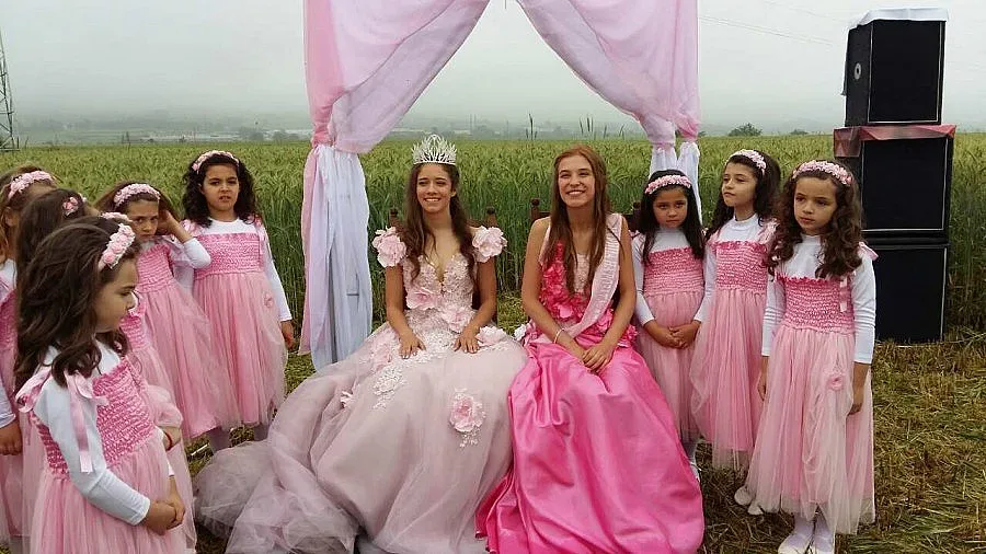 Ретро влак докара японци на розобер