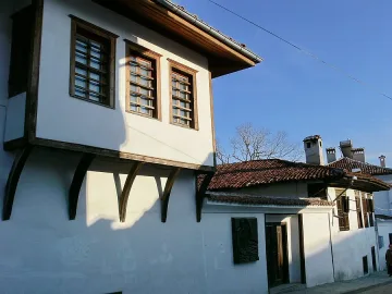 Къща паднала до туристи в Карлово