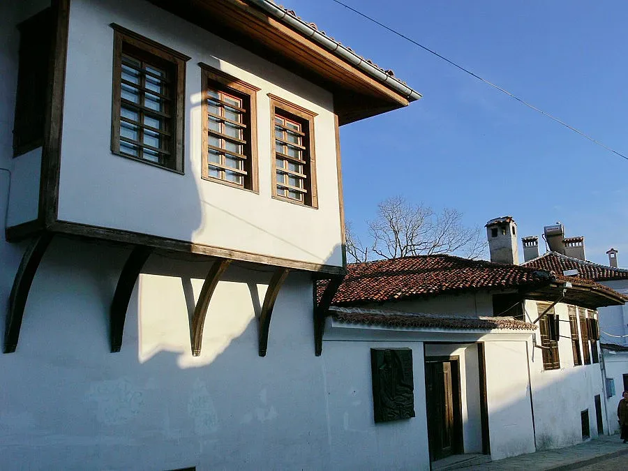 Къща паднала до туристи в Карлово