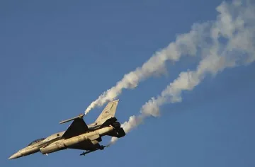 Египетската армия бомбардира терористи в Либия