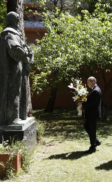 Радев поднесе цветя пред два паметника в Рим