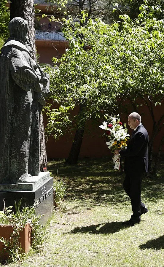 Радев поднесе цветя пред два паметника в Рим