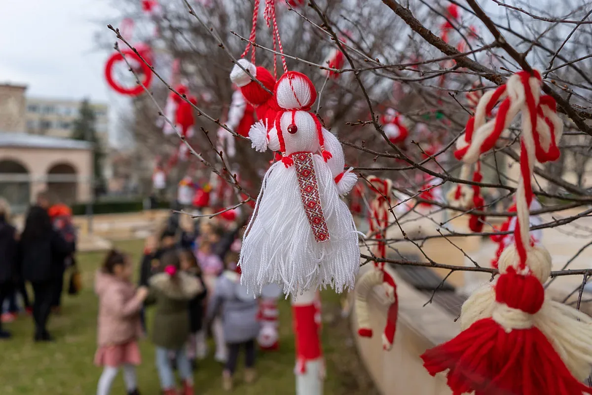 Баба Марта води щъркелите