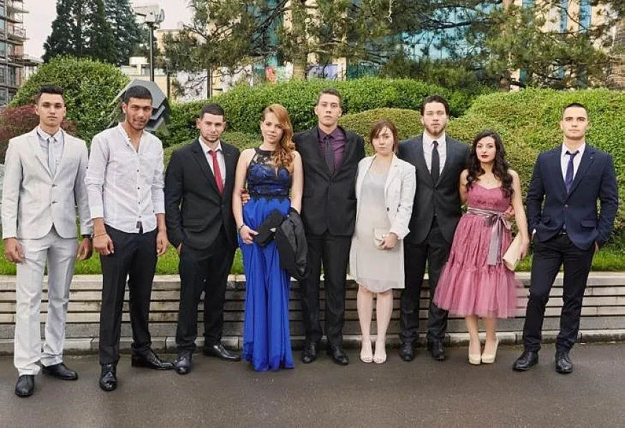 Сдружение "Маринела" облече абитуриентите от каменоделното училище в Кунино